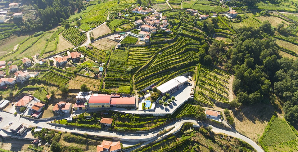 Vista aérea da Casa das Hortas e terrenos circundantes em Baião